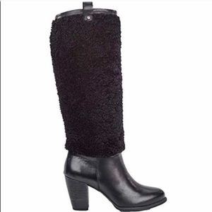 NWOT UGG NEVER WORN Black WINTERY Boot but you will be looking hot not cold 🥰